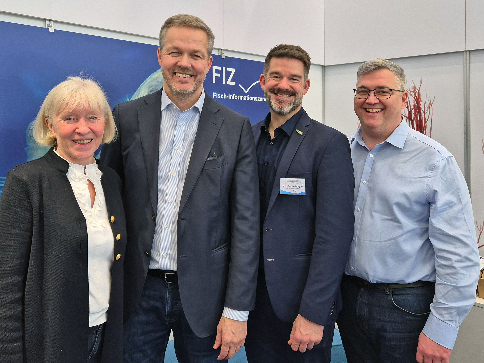 Gruppenbild des FIZ-Teams mit dem Botschafter