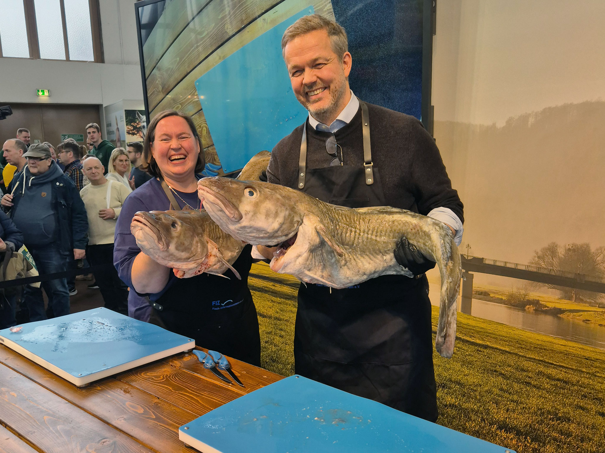 Der isländische Botschafter, unsere Fischsommelière und ein prachtvoller großer Fisch aus unserem Messevorrat