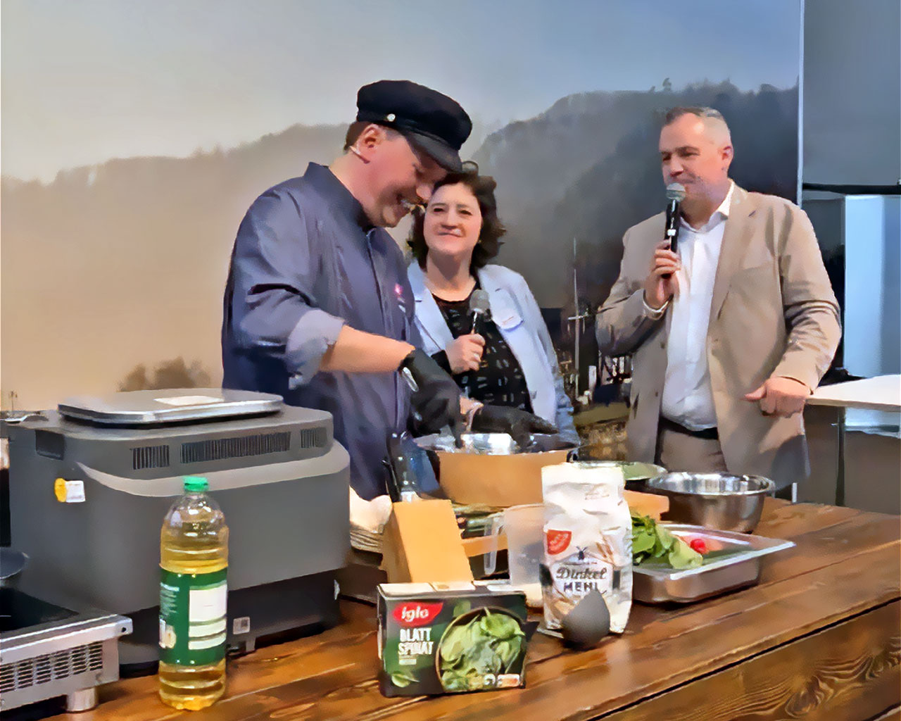 Live-Kochshow auf der FIZ-Bühne