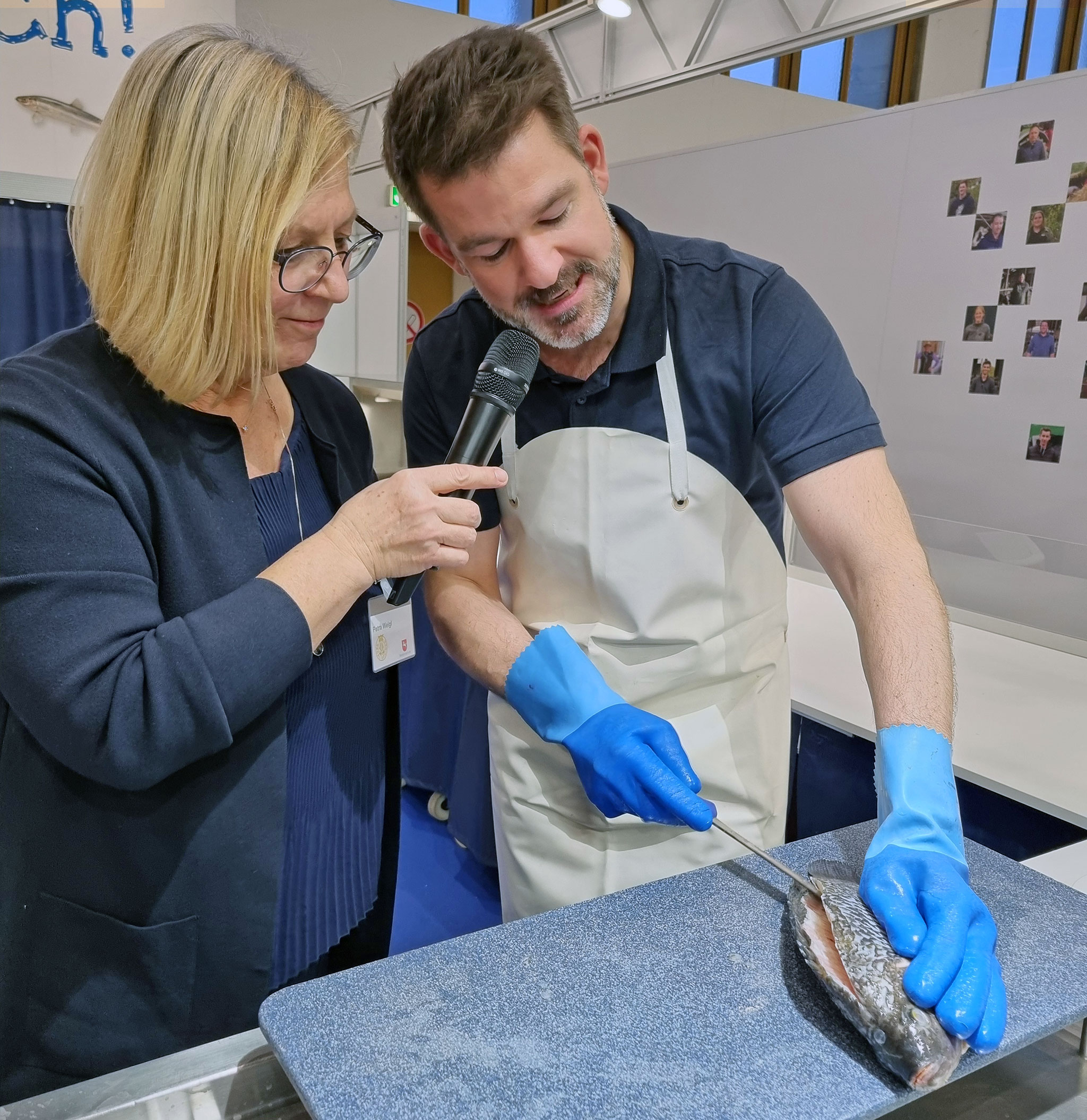 Demonstration am Stand auf der Messe: Fachmännisches Filetieren von Fisch