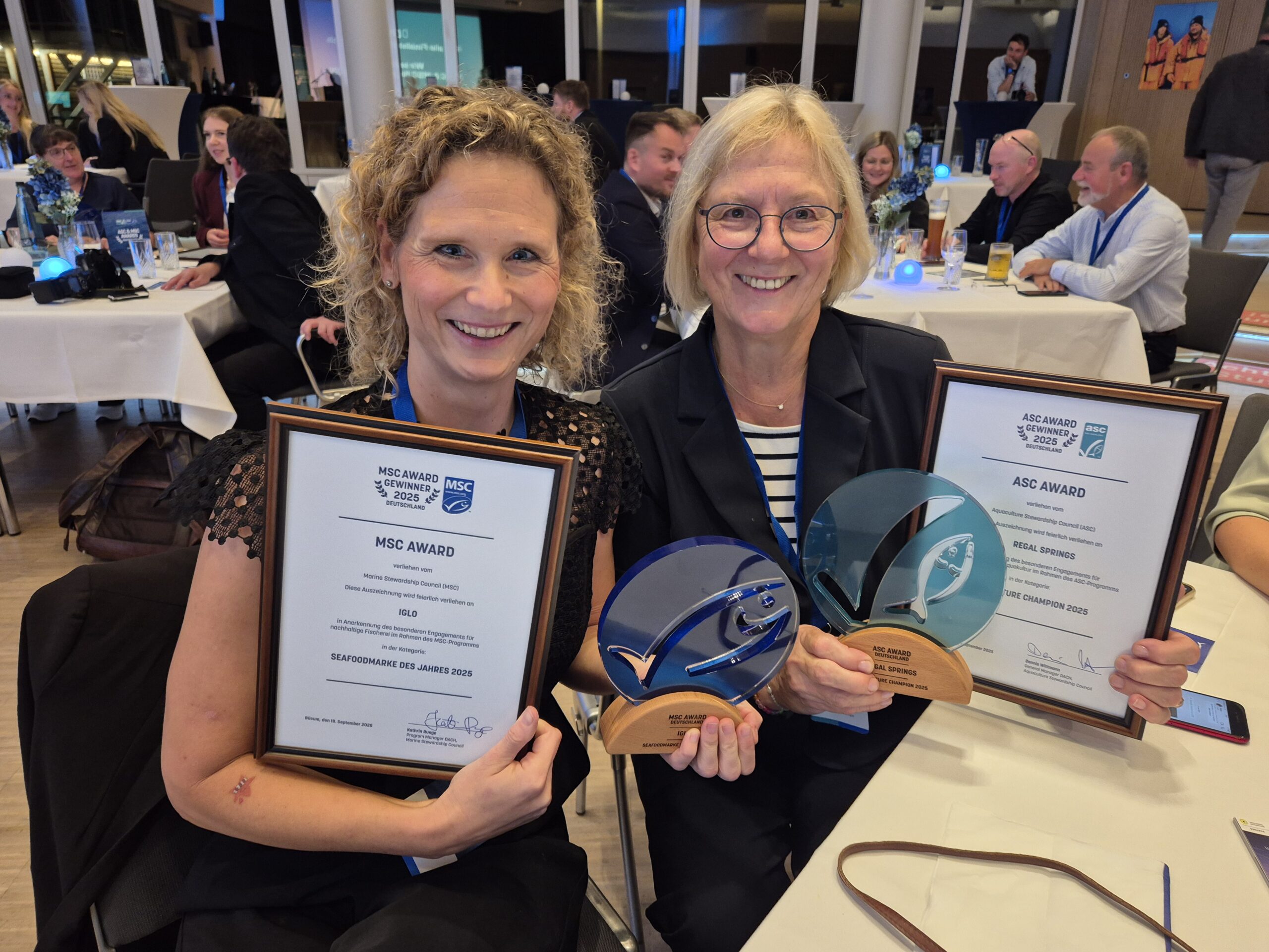 Kirsten Plenter (iglo) und Petra Weigl (Regal Springs) bei der Award-Verleihung des msc/asc